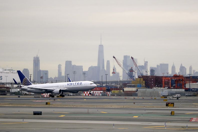 Un avión de United Airlines se prepara para aterrizar en el Aeropuerto Internacional Newark Liberty un día después de que se ordenó la suspensión temporal de vuelos debido a reportes de avistamientos de drones en las trayectorias de vuelo, el miércoles 23 de enero de 2019, en Newark, Nueva Jersey. (AP Foto/Julio Cortez, Archivo)