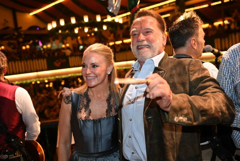 Arnold Schwarzenegger y su pareja, Heather Milligan, en el escenario durante la 190ma edición del Oktoberfest, el viernes 26 de septiembre de 2025, en Múnich, Alemania. (Felix Hörhager/dpa vía AP)