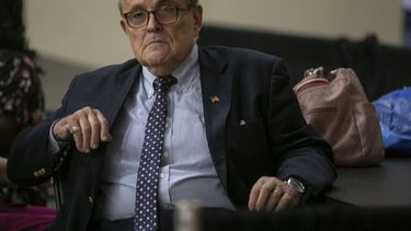 Fuente AP: Panel de cámara baja interroga a Giuliani