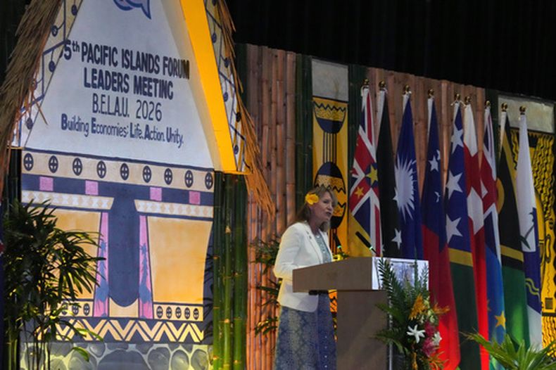 La directora general de The Nature Conservancy, Jennifer Morris, habla durante la ceremonia de apertura de la reunión de líderes del Foro de las Islas del Pacífico en Koror, Palau, el lunes 31 de agosto de 2026. (Foto AP/Charlotte Graham-McLay)