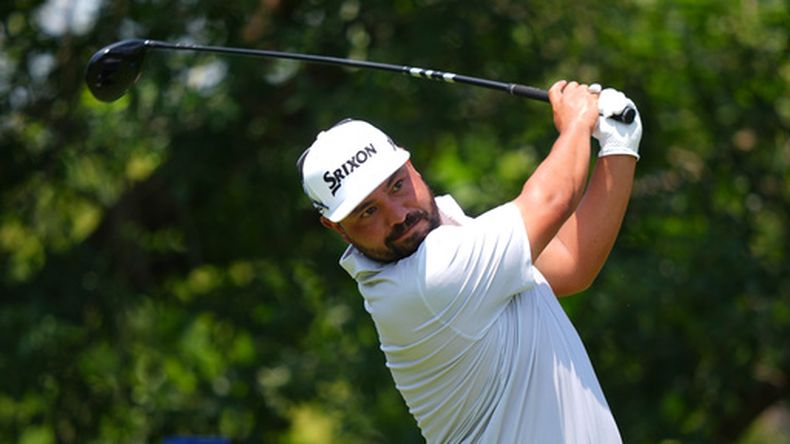 J.J. Spaun observa su tiro de salida en el hoyo nueve durante la primera ronda del torneo de golf Charles Schwab Challenge en el campo del Colonial Country Club, el jueves 28 de mayo de 2026, en Fort Worth, Texas. (AP Foto/LM Otero)