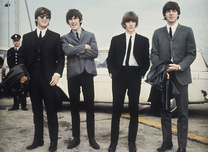 ARCHIVO - The Beatles, de izquierda a derecha, John Lennon, George Harrison, Ringo Starr y Paul McCartney llegan a Liverpool, Inglaterra el 10 de julio de 1964, para el estreno de su película A Hard Days Night. La última canción de los Beatles con John, Paul, George y Ringo titulada Now and Then fue lanzada el 2 de noviembre de 2023 gracias al uso de inteligencia artificial. (Foto AP, archivo)