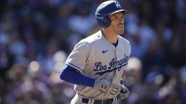 Freeman se embasa 3 veces y anota en debut con Dodgers