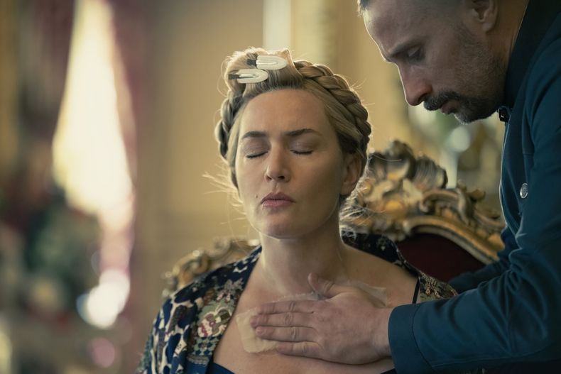 En esta imagen proporcionada por HBO, Kate Winslet, izquierda, y Matthias Schoenaerts en una escena de The Regime. (HBO vía AP)