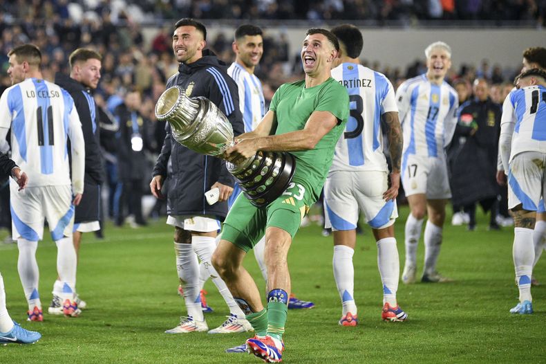 El arquero de Argentina Emiliano Martínez sostiene el trofeo de la Copa América 2024 luego del partido contra Chile por las eliminatorias sudamericanas para el Mundial 2026 en Buenos Aires, Argentina, jueves 5 de septiembre de 2024. (AP Foto/Gustavo Garello)