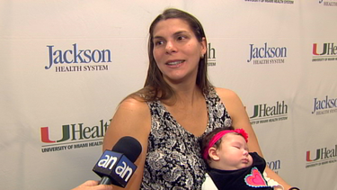 habla en rueda de prensa la mama de la primera bebe nacida con zika en la florida