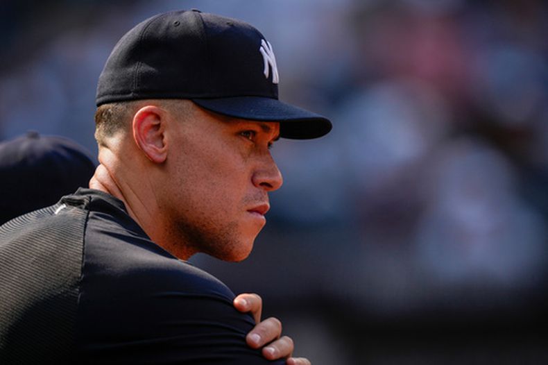 Aaron Judge de los Yankees de Nueva York observa la novena entrada del juego ante los Marineros de Seattle el jueves 13 de agosto del 2026. (AP Foto/Yuki Iwamura)