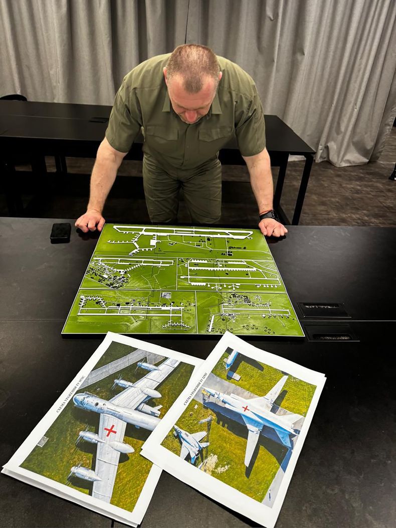 Vasyl Malyuk, jefe del Servicio de Seguridad de Ucrania, estudia fotos y mapas de ubicaciones estratégicas rusas en su despacho en Ucrania. Foto sin fecha difundida por el Servicio de Seguridad de Ucrania. (Servicio de Seguridad de Ucrania via AP)