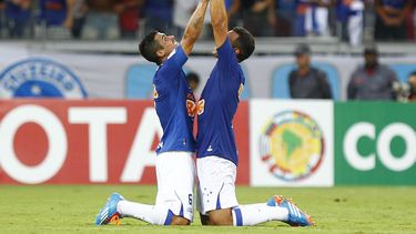 americateve | Egidio (izquierda) y Ceara, del Cruzeiro de Brasil, celebran el tercer gol contra la Universidad de Chile, en un partido disputado el martes 25 de febrero de 2014, por la Copa Libertadores (AP Foto/Bruno Magalhaes)