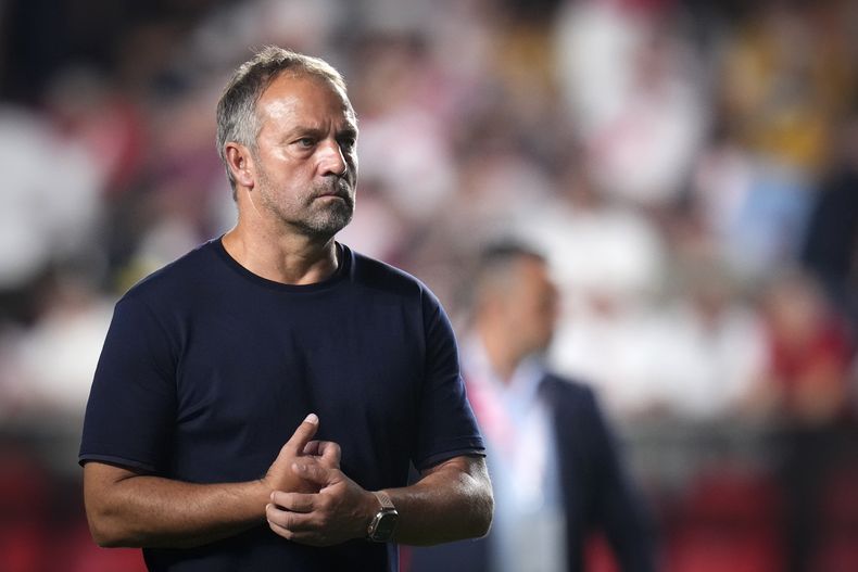 El técnico del Barcelona Hansi Flick durante el descanso del partido contra el Rayo Vallecano en la Liga española, el martes 27 de agosto de 2024, en Madrid. (AP Foto/Manu Fernández)