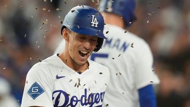 Tommy Edman de los Dodgers de Los Ángeles bañado en semillas tras su jonrón solitario en la sexta entrada ante los Padres de San Diego el martes 22 de septiembre del 2026. (AP Foto/Mark J. Terrill)
