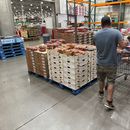 Clientes hacen compras en una gran tienda Costco en Sheridan, Colorado, 11 de julio de 2023. (AP Foto/David Zalubowski)