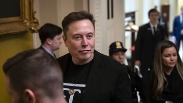Elon Musk sale de una reunión con republicanos del Senado, el miércoles 5 de marzo de 2025, en el Capitolio en Washington. (AP Foto/Ben Curtis)