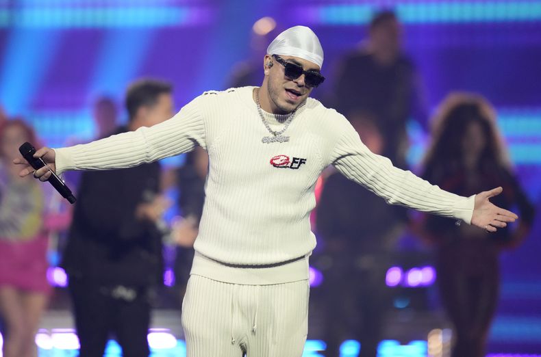 ARCHIVO - Ryan Castro durante su presentación en los Latin American Music Awards el jueves 20 de abril de 2023 en la Arena MGM Grand Garden en Las Vegas. Castro incluyó un tema de salsa en su nuevo álbum, El cantante del ghetto. (Foto AP/John Locher, archivo)