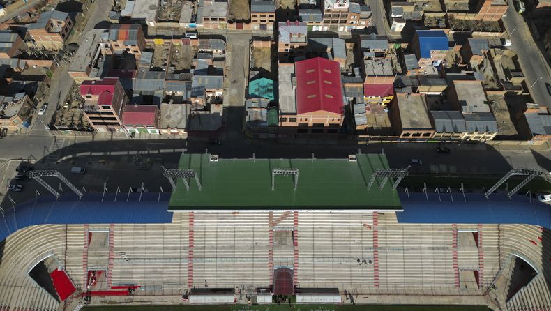 El estadio municipal Villa Ingenio cerca de una zona con casas en El Alto, Bolivia, el jueves 29 de agosto de 2024. (AP Foto/Juan Karita)