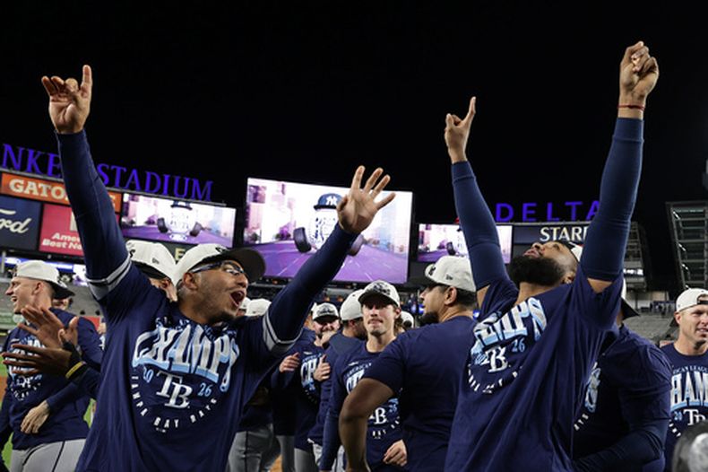 El tercera base dominicano de los Rays de Tampa Bay Junior Caminero celebra tras vencer a los Yankees de Nueva York en el segundo juego de la doble cartelera el martes 22 de septiembre del 2026. (AP Foto/Adam Hunger)