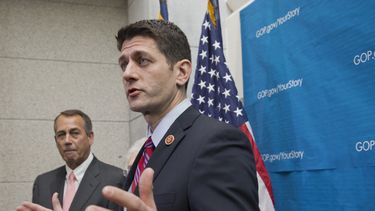 americateve | En esta foto del 11 de diciembre de 2013, el presidente de la Comisi&oacute;n de Presupuesto de la c&aacute;mara baja, el republicano Paul Ryan, derecha, aparece acompa&ntilde;ado por el presidente de la c&aacute;mara John Boehner. En el Senado, los repub