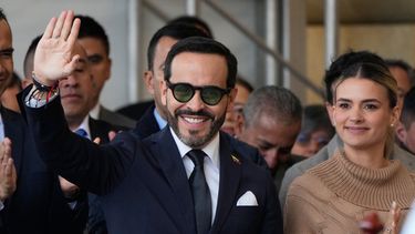 ARCHIVO - El presidente electo de Colombia, Abelardo de la Espriella, a la izquierda, saluda a sus seguidores junto a su esposa Ana Lucía Pineda durante una misa en honor a Nuestra Señora del Rosario de Chiquinquirá, en Chiquinquirá, Colombia, el 9 de julio de 2026. (AP Foto/Fernando Vergara, Archivo)