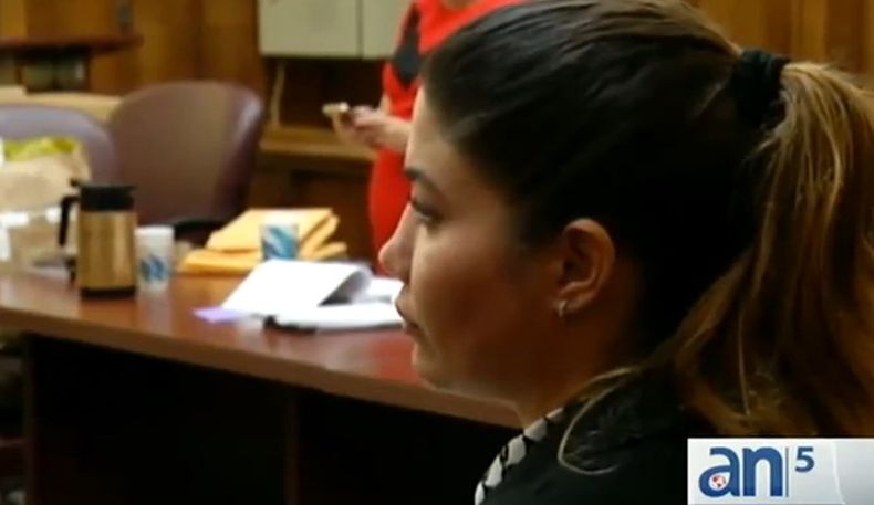 Un juicio sumamente complicado en el que se mezclan varios ingredientes peligrosos. Entre esos ingredientes hay: engaños, amenazas, supuesta venganza, la muerte de una mujer y la de un hombre que fue asesinado con su hijo en brazos.