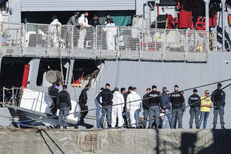 Migrantes desembarcan del barco italiano Libra en Shengjin, el el noroeste de Albania, el 8 de noviembre del 2024. (AP foto/Vlasov Sulajm)