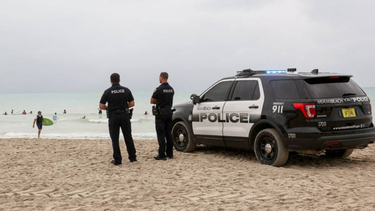 encuentran a una mujer muerta en la orilla de la playa en miami beach
