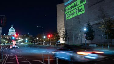 Una proyección titulada Un mundo sin explotación se ve en el muro de la Galería Nacional de Arte pidiendo al Congreso que vote a favor de la Ley de Transparencia de los Archivos Epstein en Washington, el lunes 17 de noviembre de 2025. (Foto AP/José Luis Magaña)