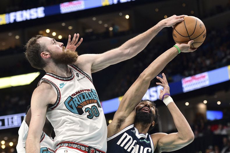 Jay Huff (30), de los Grizzlies de Memphis, tapa un tiro a Spencer Dinwiddie, de los Mavericks de Dallas, en la segunda mitad del juego de baloncesto de la NBA, el domingo 13 de abril de 2025, en Memphis, Tennessee. (AP Foto/Brandon Dill)