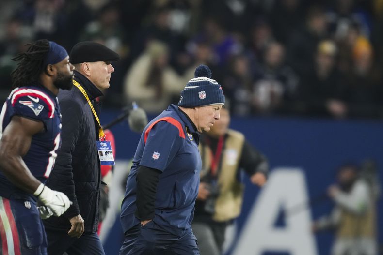 Bill Belichick, head coach de los Patriots de Nueva Inglaterra, camina dentro del campo de juego después del partido de la NFL en contra de los Colts de Indianápolis en Fráncfort, Alemania, el domingo 12 de noviembre de 2023. Los Colts ganaron 10-6. (AP Foto/Michael Probst)