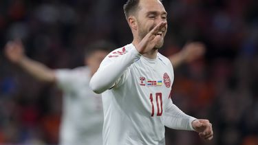 Eriksen anota en su regreso, pero Holanda vence a Dinamarca