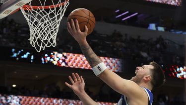 Doncic vuelve y firma 53 puntos en victoria de Mavericks