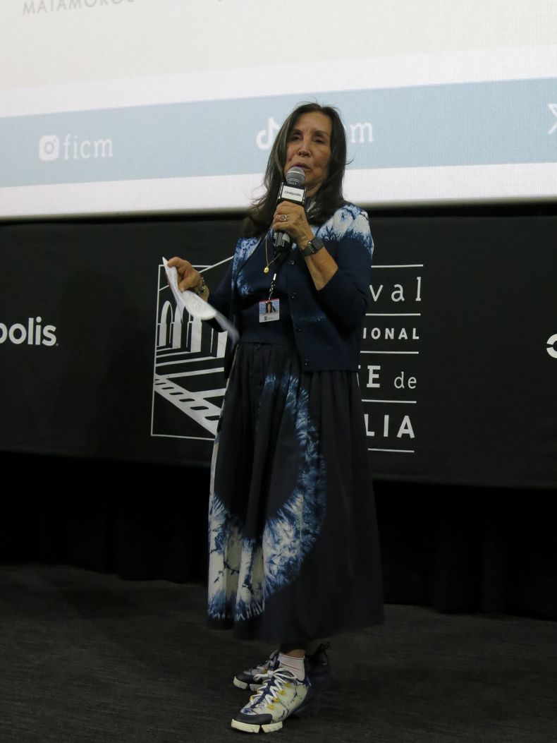 La productora Olivia Harrison presenta la versión restaurada de Pedro Páramo de Carlos Velo en el Festival de Cine de Morelia, en México, el martes 14 de octubre de 2025. (Foto AP/Berenice Bautista)