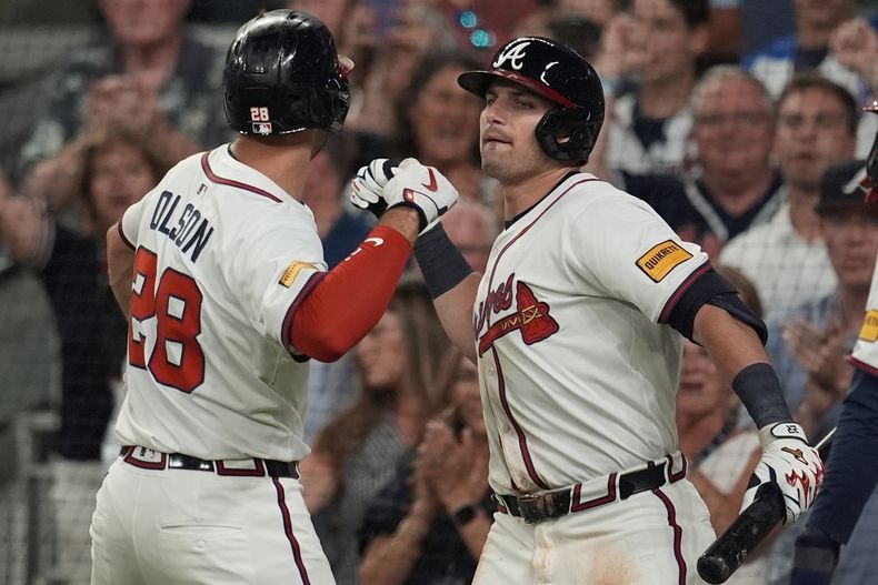 El primera base Matt Olson (28), de los Bravos de Atlanta, celebra su grand slam frente a los Angelinos de Los Ángeles en la sexta entrada del juego de béisbol de Grandes Ligas del miércoles 2 de julio de 2025, en Atlanta. (AP Foto/Mike Stewart)