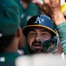 Shea Langeliers, de los Atléticos, celebra con sus compañeros tras conectar un jonrón solitario durante la primera entrada de un partido de béisbol contra los Medias Blancas de Chicago en Chicago, el domingo 12 de julio de 2026. (Foto AP/Nam Y. Huh)