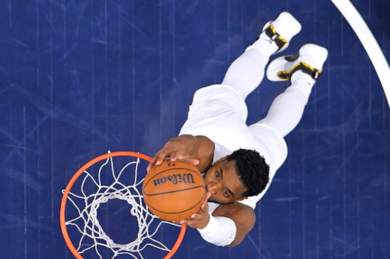 Thomas Bryant realiza una clavada por los Cavaliers de Cleveland ante los Clippers de Los Ángeles, el miércoles 4 de febrero de 2026 (AP Foto/Mark J. Terrill)