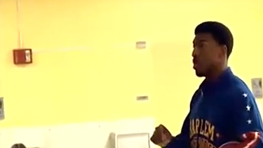 americateve | Los Harlem Globetrotters han iniciado una campaña nacional para luchar contra el abuso escolar. Hoy concretamente han visitado un colegio de Miami para hablar con los estudiantes.