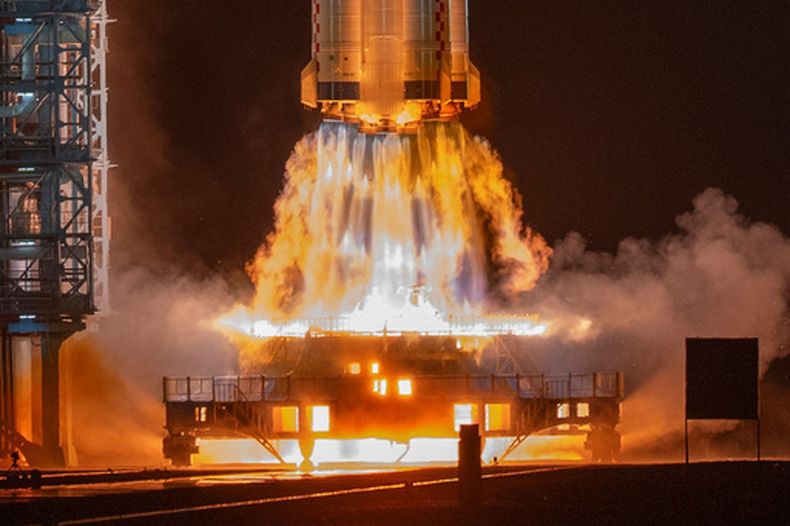 La misión tripulada Shenzhou-23 despega del Centro de Lanzamiento de Satélites de Jiuquan, el domingo 24 de mayo de 2026, en Jiuquan, en el noroeste de China. (AP Foto/Ng Han Guan)