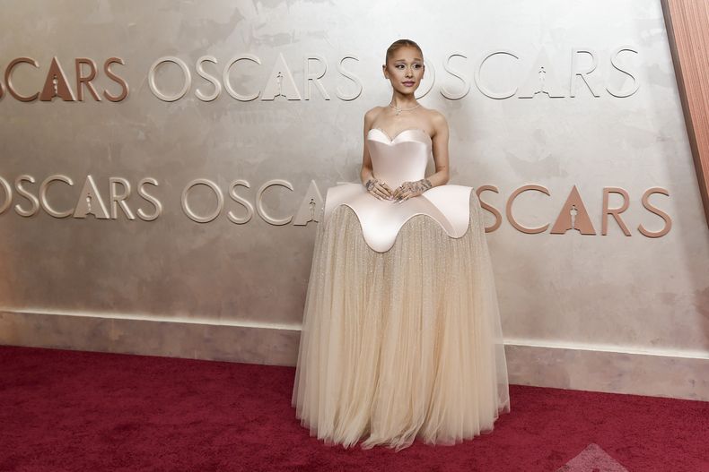 Ariana Grande llega a los Premios Oscar, el 2 de marzo de 2025, en el Teatro Dolby, en Los Angeles. (Foto, Richard Shotwell/Invision/AP)