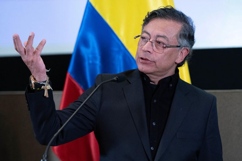 El presidente colombiano Gustavo Petro habla en una conferencia de prensa en la embajada de Colombia en Washington, el martes 3 de febrero de 2026. (Foto AP/José Luis Magana)