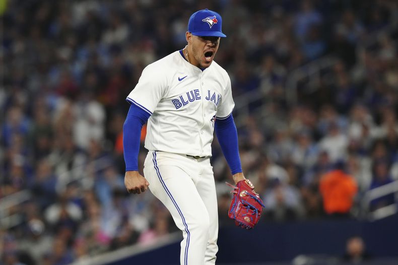 El lanzador José Berríos, de los Azulejos de Toronto, reacciona durante la quinta entrada del juego de béisbol en contra de los Marineros de Seattle, el lunes 8 de abril de 2024, en Toronto. (Chris Young/The Canadian Press vía AP)