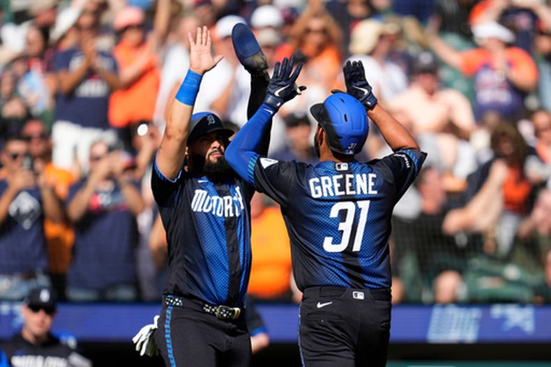 Riley Greene (31), de los Tigres de Detroit, celebra su jonrón de dos carreras con Gleyber Torres durante la quinta entrada del juego de béisbol de Grandes Ligas ante los Mellizos de Minnesota, el lunes 7 de septiembre de 2026, en Detroit. (AP Foto/Paul Sancya)