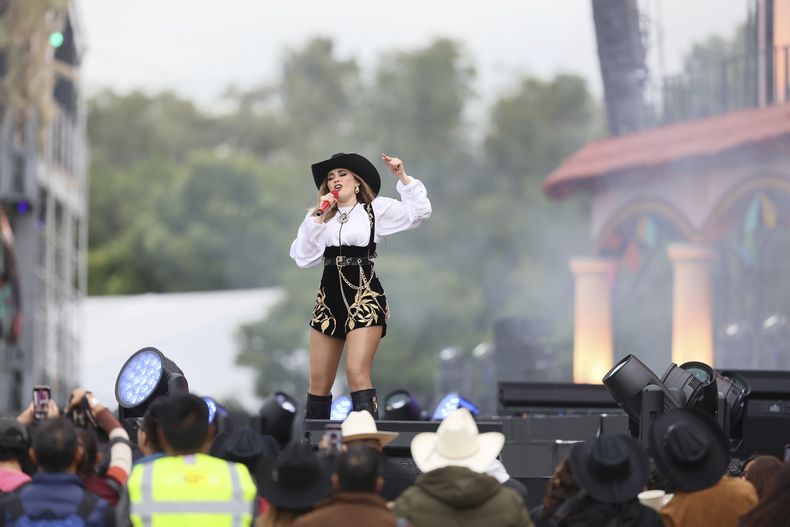 La cantante mexicana Carolina Ross durante su presentación en el festival Arre en la Ciudad de México el 7 de septiembre de 2024. (Foto AP/Ginnette Riquelme)