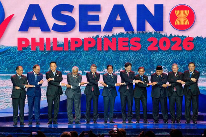 De izquierda a derecha, el secretario permanente del Ministerio de Exteriores, de Myanmar, U Hau Khan Sum; el primer ministro de Malasia, Anwar Ibrahim; el primer ministro de Tailandia, Anutin Charnvirakul; el de Timor Oriental, Xanana Gusmao; el de Vietnam, Le Minh Hung; el presidente de Filipinas, Ferdinand Marcos Jr.; el primer ministro de Singapur, Lawrence Wong; el sultán de Brunei, Hassanal Bolkiah; el presidente de Indonesia, Prabowo Subianto; el primer ministro de Camboya, Hun Manet, y el de Laos, Sonexay Siphandone, se dan la manos en una foto de familia en la apertura de la 48va cumbre de la ASEAN en Cebú, Filipinas, el 8 de mayo de 2026. (AP Foto/Aaron Favila, Pool)