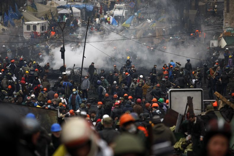 Manifestantes de oposici&oacute;n en la Plaza de la Independencia en Kiev, Ucrania, el jueves 20 de febrero del 2014. Intensos enfrentamientos entre manifestantes y polic&iacute;as ese d&iacute;a pusieron en peligro una tregua en la capital ucraniana. (AP