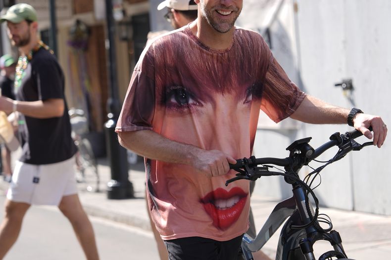 Una persona con una camiseta de Taylor Swift camina por el Barrio Francés antes del Super Bowl 59 de la NFL entre los Chiefs de Kansas City y los Eagles de Filadelfia, el domingo 9 de febrero de 2025, en Nueva Orleans. (Foto AP/Julia Demaree Nikhinson)