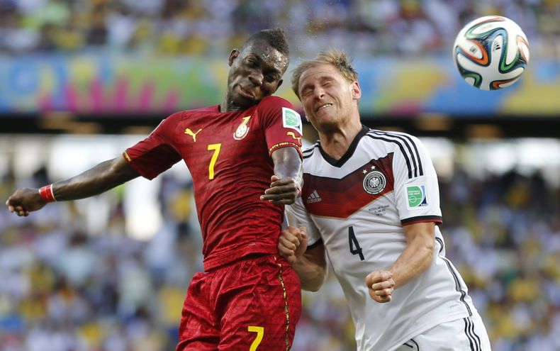 El ghan&eacute;s Christian Atsu disputa un bal&oacute;n con el alem&aacute;n Benedikt Hoewedes, durante un partido entre las dos selecciones en Fortaleza, Brasil, el s&aacute;bado 21 de junio de 2014, en la Copa del Mundo (AP Foto/Frank Augstein)