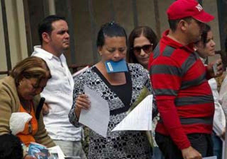 Los cubanos han recibido 29,700 visas para visitas familiares y viajes profesionales, culturales o de negocios durante el 2014, cifra que se aproxima a hacer historia en el otorgamiento de permisos temporales para venir a Estados Unidos al cierre de un añ