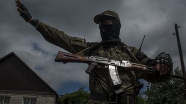 americateve | Un combatiente prorruso monta guardia en un ret&eacute;n en Slaviansk, Ucrania, 12 de junio de 2014. La ciudad ha sido el epicentro desde hace dos meses del enfrentamiento entre las fuerzas ucranianas y los rebeldes prorrusos. (AP Foto/Evgeniy Maloletka)