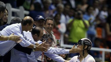 americateve | El colombiano Fabian Parra recibe las felicitaciones de sus compatriotas tras ganar la medalla de plata en la prueba de keirin varonil en el Mundial de Ciclismo de Pista que se celebra en Cali, Colombia, el jueves 27 de febrero de 2014. (Foto de AP/Fernan