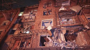 En esta imagen, distribuida por el Servicio de Emergencias de Ucrania, vista de un edificio de apartamentos alcanzado por un misil ruso en Járkiv, Ucrania, el 30 de diciembre de 2023. (Servicio de Emergencias de Ucrania vía AP)