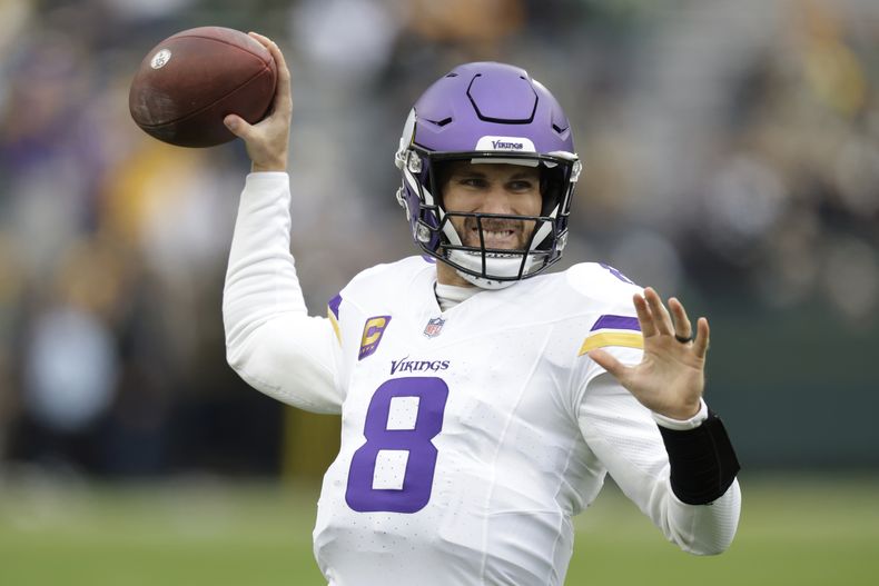 Kirk Cousins quarterback de los Vikings de Minnesota calienta previo al juego de la NFL ante los Packers de Green Bay, el domingo 29 de octubre de 2023, en Green Bay, Wisconsin. (AP Foto/Matt Ludtke)
